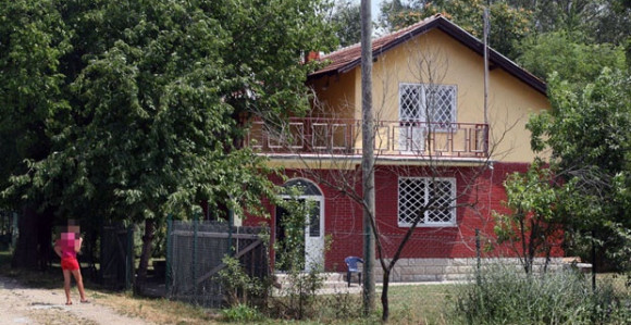 Podvodio maloljetnika muškarcima i snimao