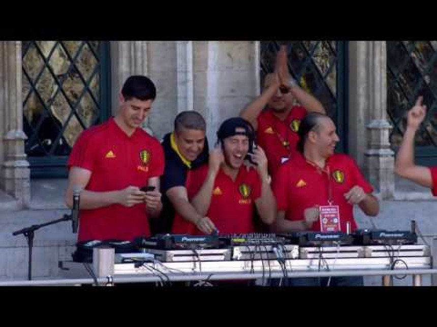 Video: Eden Azar pokazao da ume i sa miksetom!