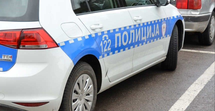 Sletio autom, pa pucao na policiju