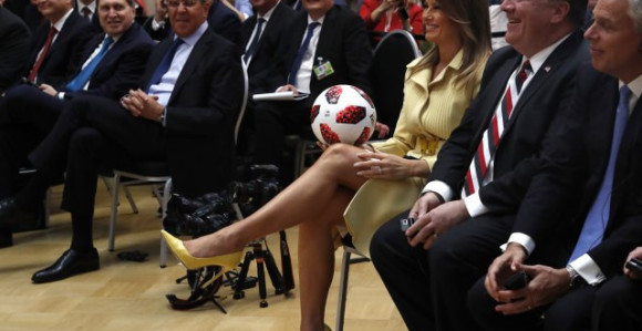 Putinova lopta u Melanijinom krilu