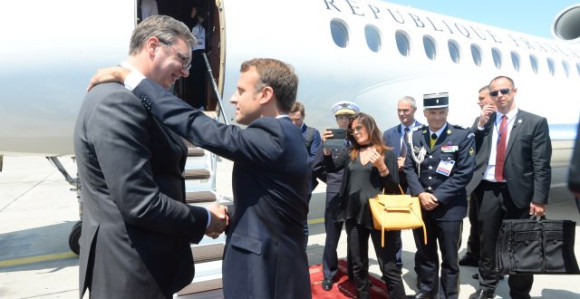 Vučić srdačno ispratio Makrona