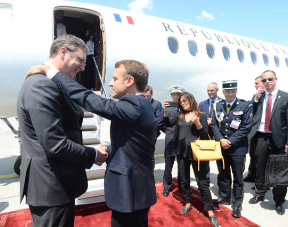 Vučić srdačno ispratio Makrona