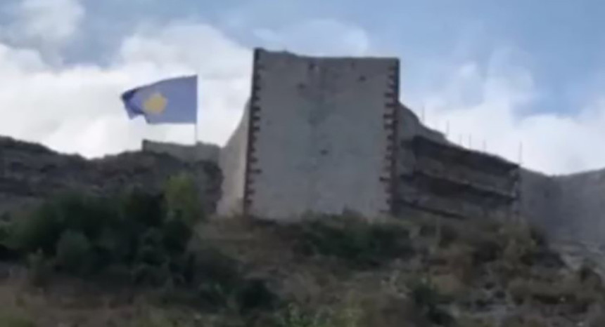 Албанска агресија: Застава Косова на Новом Брду