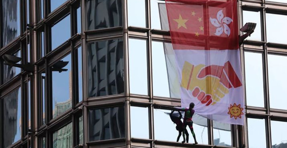 Попео се на небодер и окачио симбол помирења 