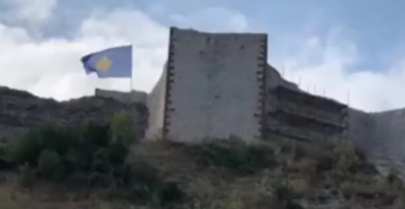 Albanska agresija: Zastava Kosova na Novom Brdu
