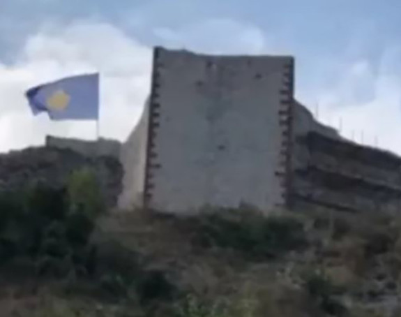 Albanska agresija: Zastava Kosova na Novom Brdu