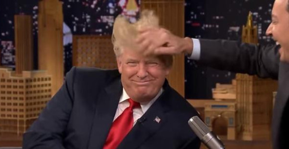 Voditelj zamrsio ruse kose Donalda Trampa