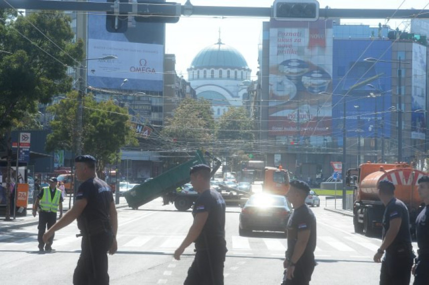 Стопирана шетња против Параде