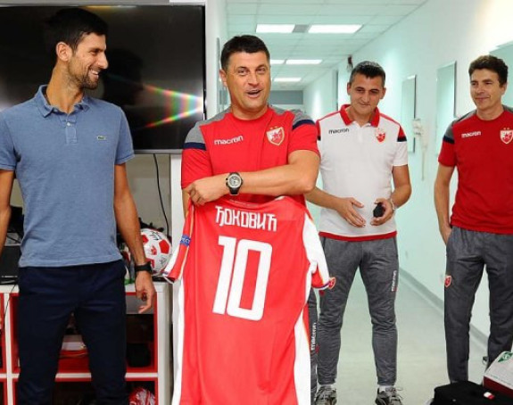 Video: "Desetka" - Đoković dobio dres od Zvezde!