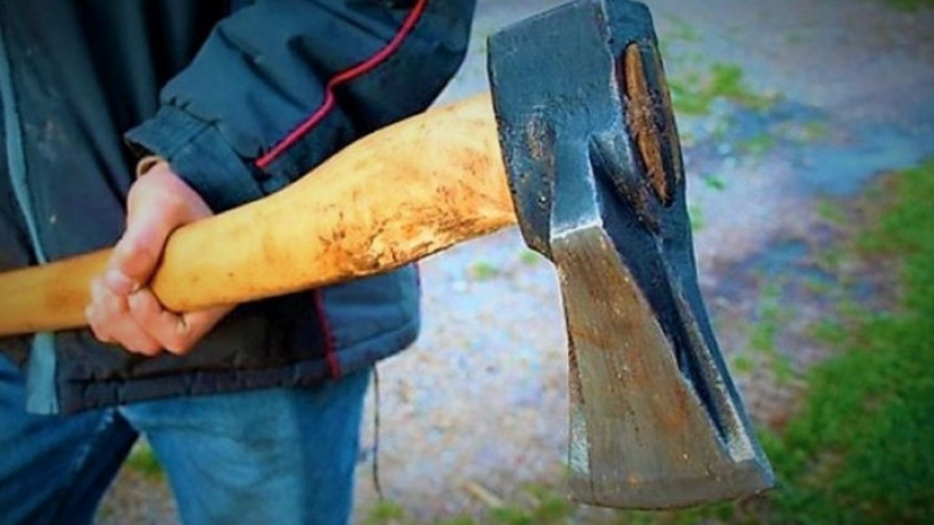 Tuzla: Mladića udarili sjekirom u porodičnoj kući 