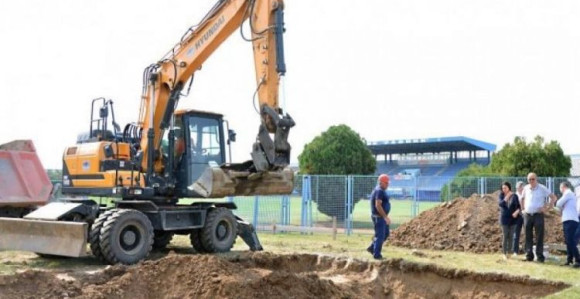 Mladić upao u rupu na Gradskom stadionu u BN