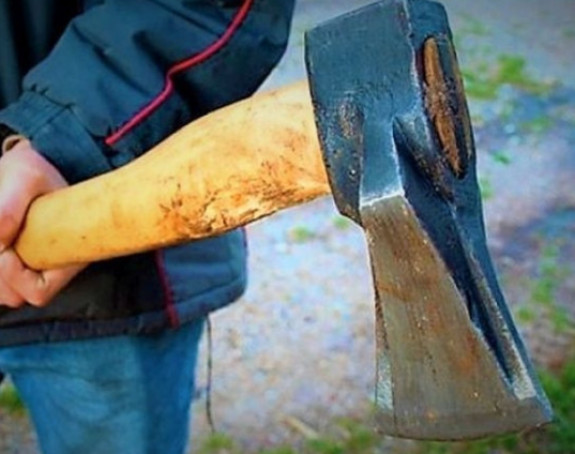 Tuzla: Mladića udarili sjekirom u porodičnoj kući 