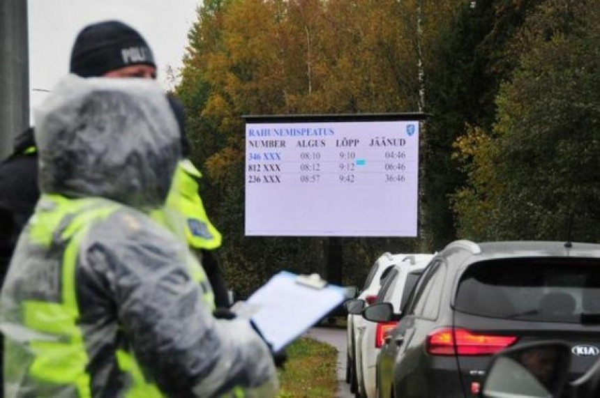 Plati kaznu ili sedi u policijskom vozilu!