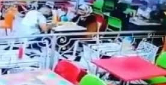 Pijani vozač autom uletio u restoran 