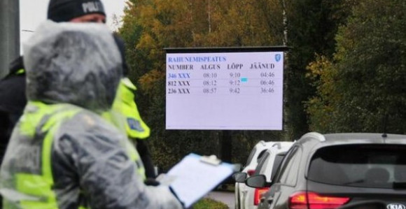 Plati kaznu ili sedi u policijskom vozilu!