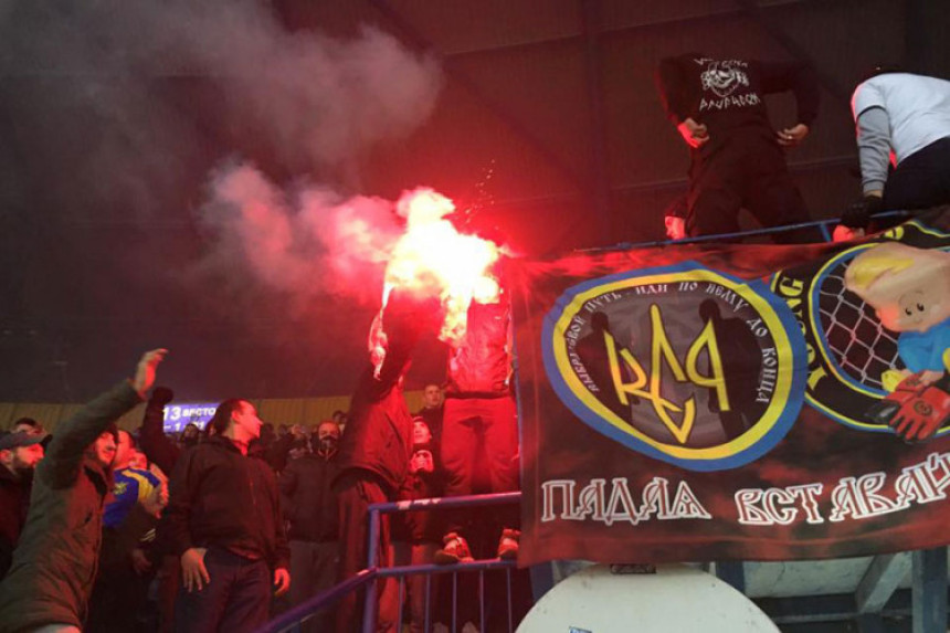Video: Onako ''prijateljski'' - Navijači Ukrajine zapalili srpsku zastavu!