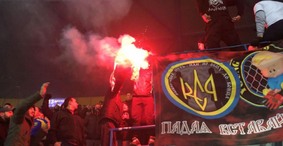 Video: Onako ''prijateljski'' - Navijači Ukrajine zapalili srpsku zastavu!