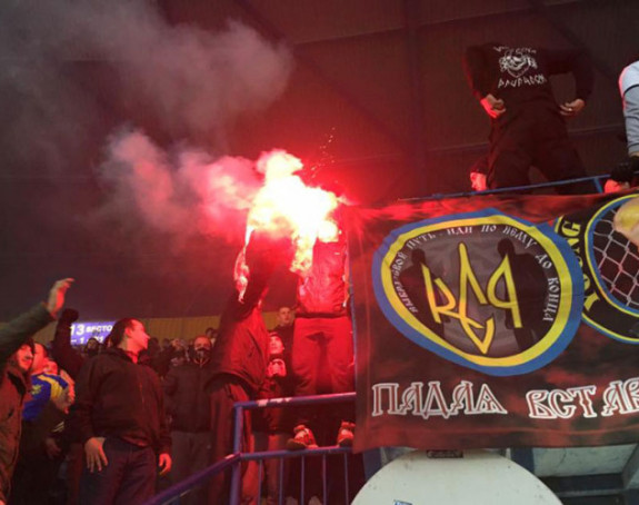 Video: Onako ''prijateljski'' - Navijači Ukrajine zapalili srpsku zastavu!