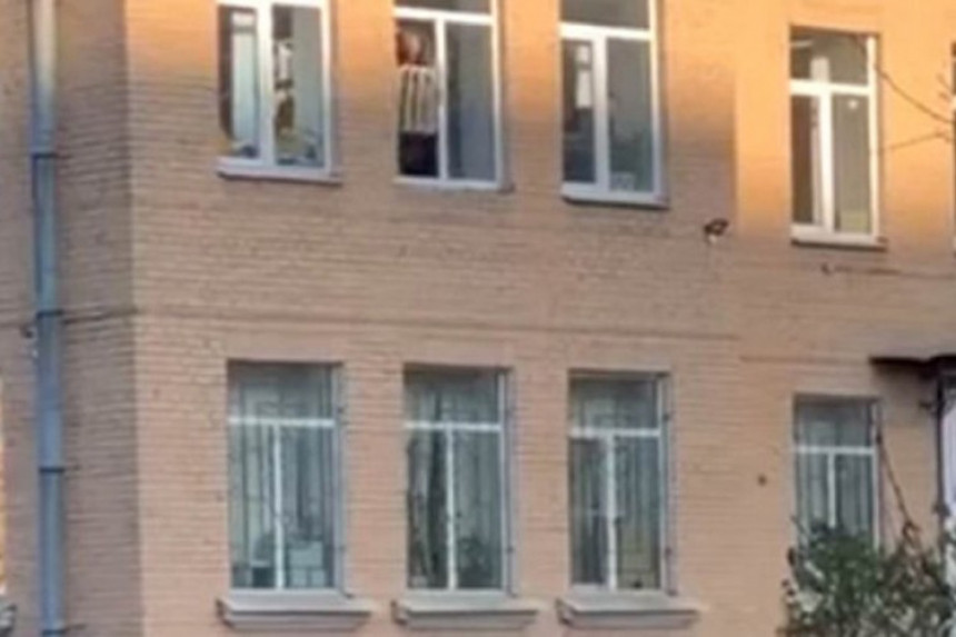 Skočio s prozora s radijatorom vezanim oko ruke