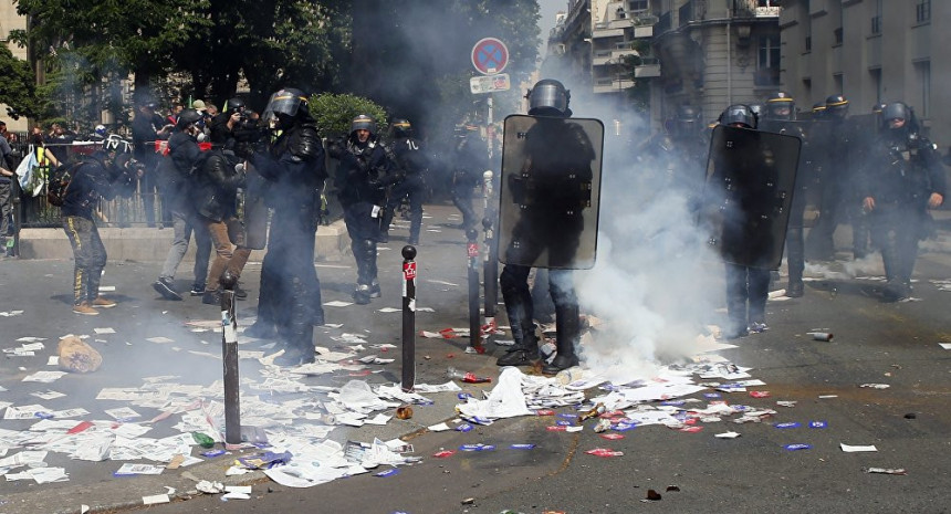Полиција сузавцем на "жуте прслуке" у Паризу