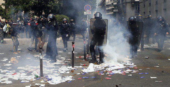 Полиција сузавцем на "жуте прслуке" у Паризу