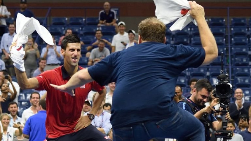 Video: Nole "miješao" kukovima, da vidi Šakira...!