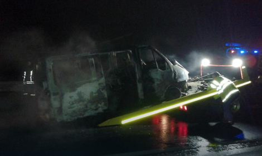 Zapaljen kombi u obračunu navijača 