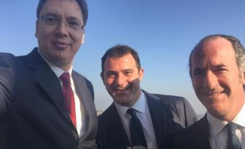 Škljocnuo: Vučić 'opalio' svoj prvi selfi