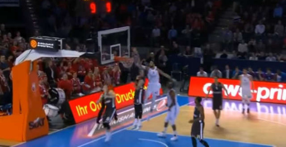 Видео: Ово је зверско закуцавање, али стварно!