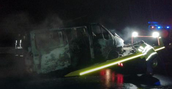Zapaljen kombi u obračunu navijača 