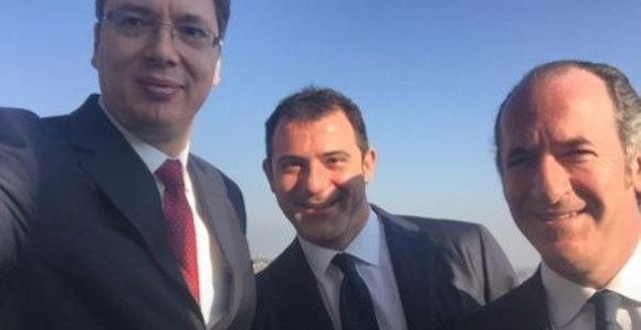 Škljocnuo: Vučić 'opalio' svoj prvi selfi