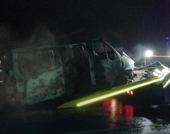 Zapaljen kombi u obračunu navijača 