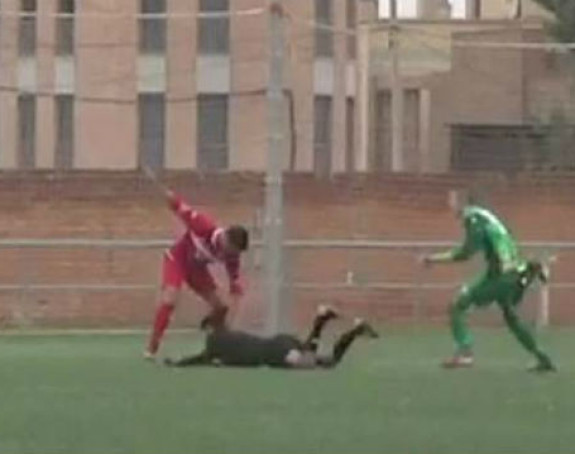 Видео: Умлатио судију, па га избацили из фудбала на три године!