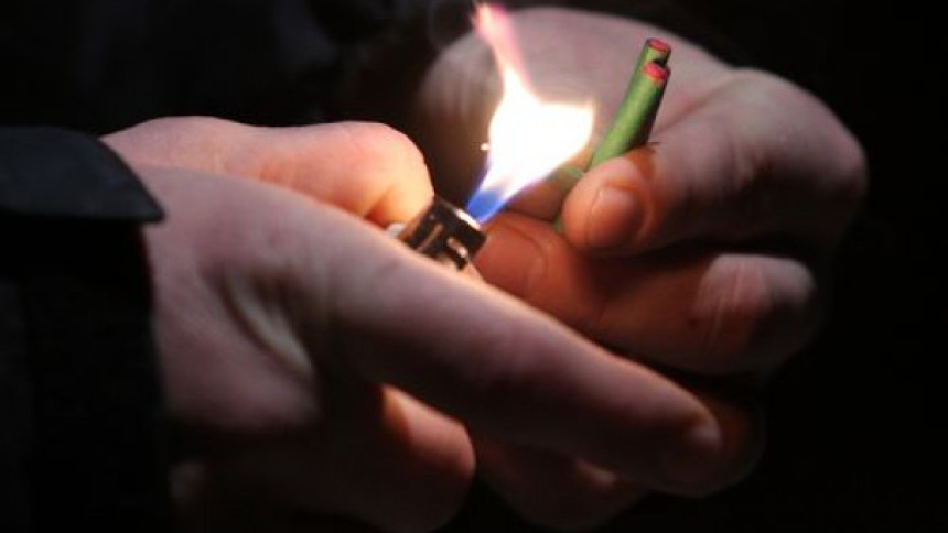 Maloljetniku eksplodirala petarda u ruci