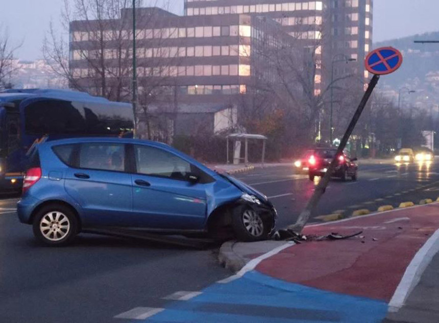 Automobilom udario u saobraćajni znak 