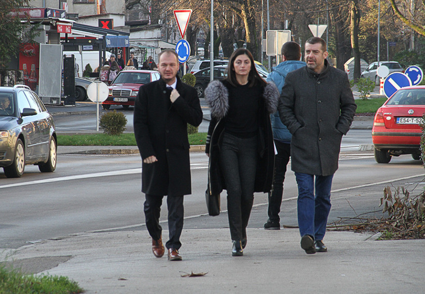 Advokatu Sandiću uručen prekršajni nalog u policiji 