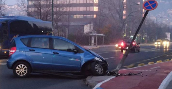 Automobilom udario u saobraćajni znak 