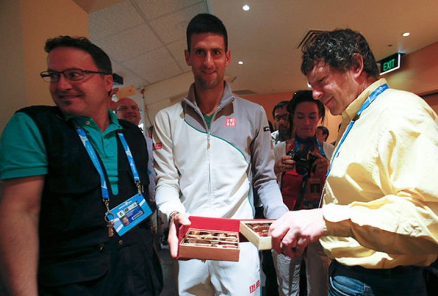 Ђоковић пред Аустралијан опен дијелио слаткише новинарима!