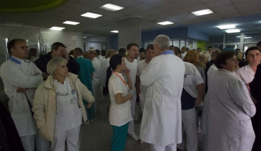 Дотакли смо дно, излазимо на улице