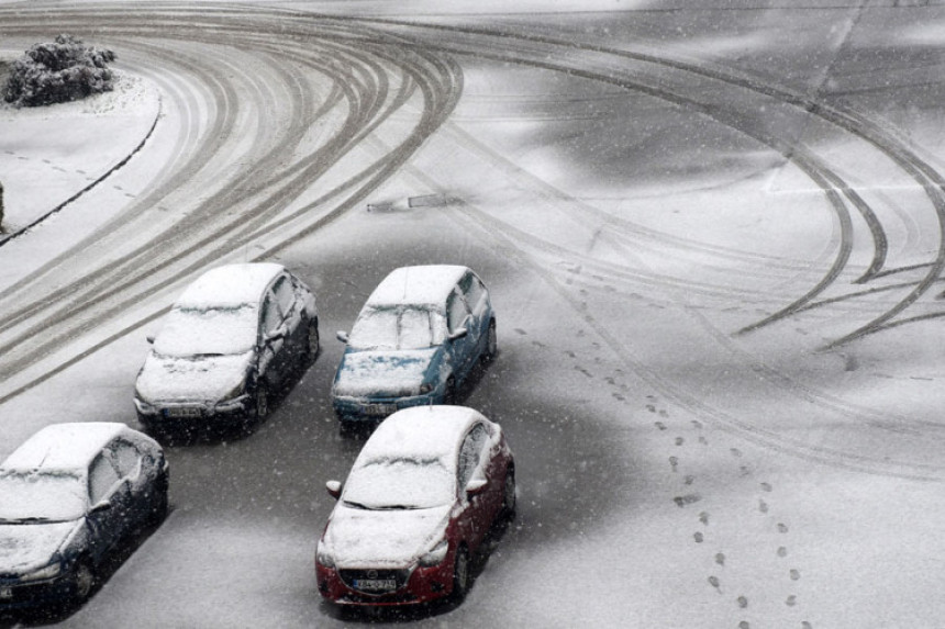 Пахуље створиле проблем возачима