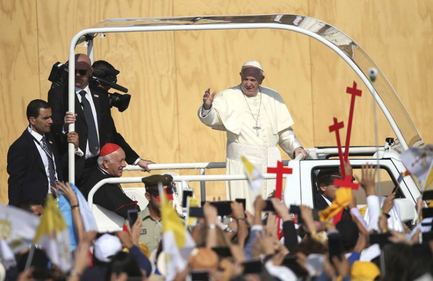 Napadnut: Papa pogođen u glavu!