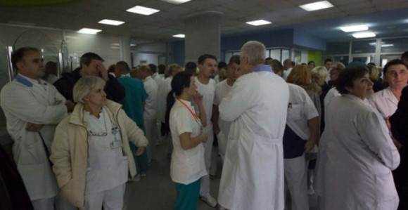 Дотакли смо дно, излазимо на улице