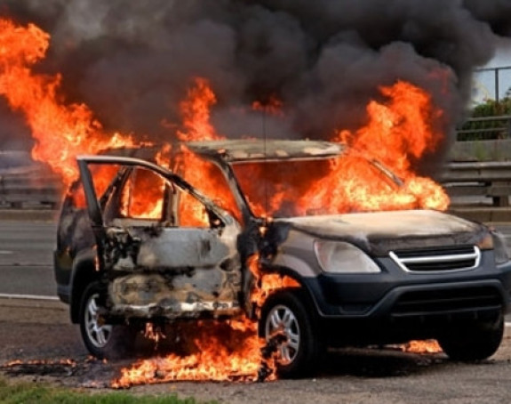 Izgorjela dva auta kod Sokoca