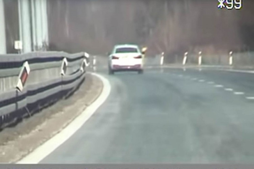 Vozač BMW-a jurio preko 250 km/h
