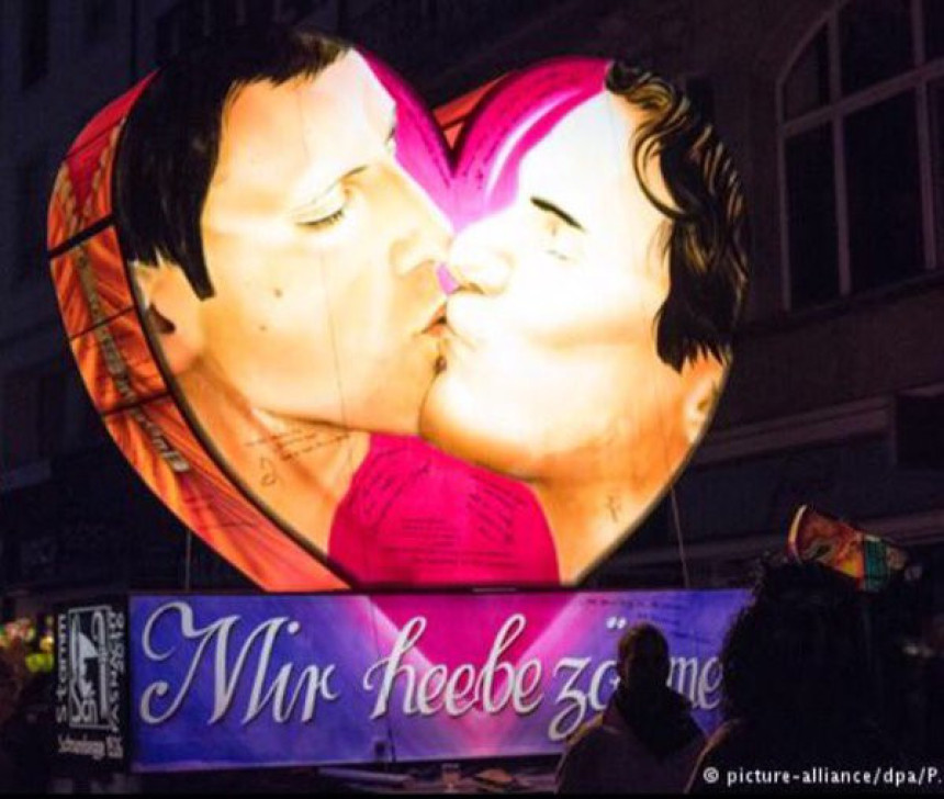 Šokantna fotka iz Bazela! Strasno se ljube Đoković i Federer!