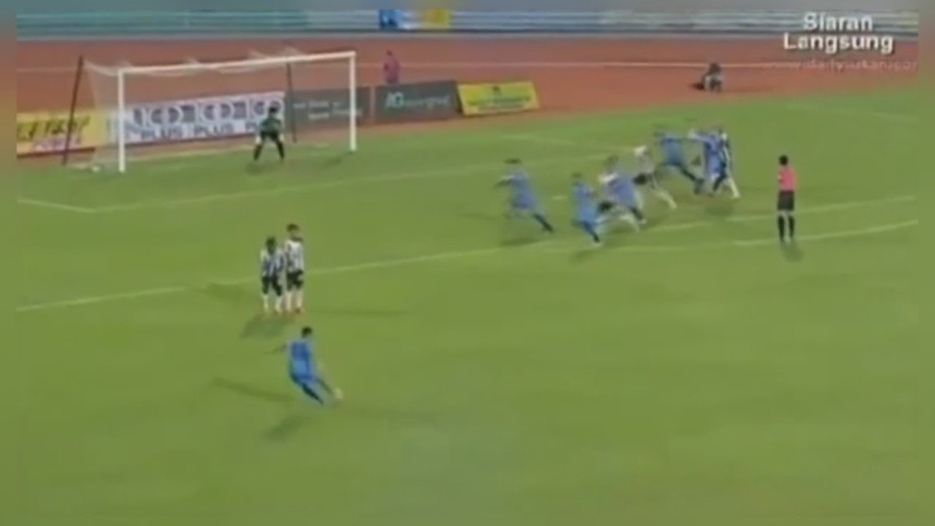 Видео - Пркоси физици: Малезијац постигао гол године?!