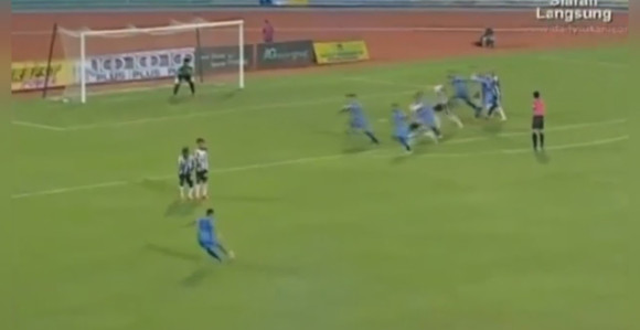 Видео - Пркоси физици: Малезијац постигао гол године?!