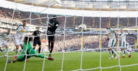 BL: Jović grijao klupu u novom remiju Ajntrahta!