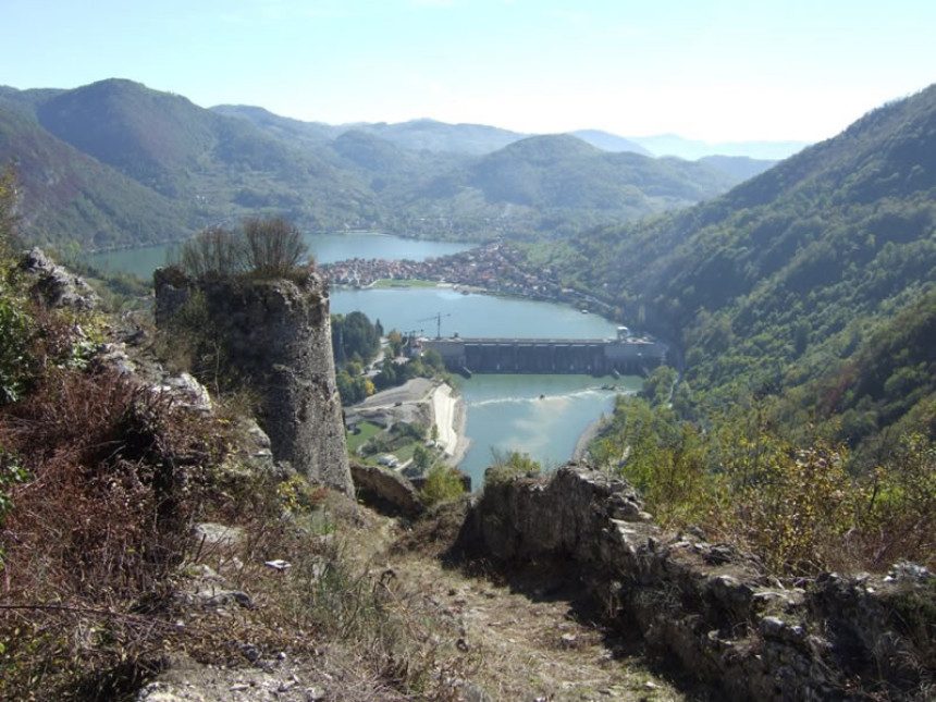 Stari gradovi na grani od oblaka