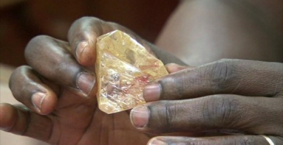 Sveštenik pronašao dijamant od 706 karata i predao ga vlastima